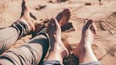 Por qué se hinchan los pies y las piernas con el calor y cómo remediarlo