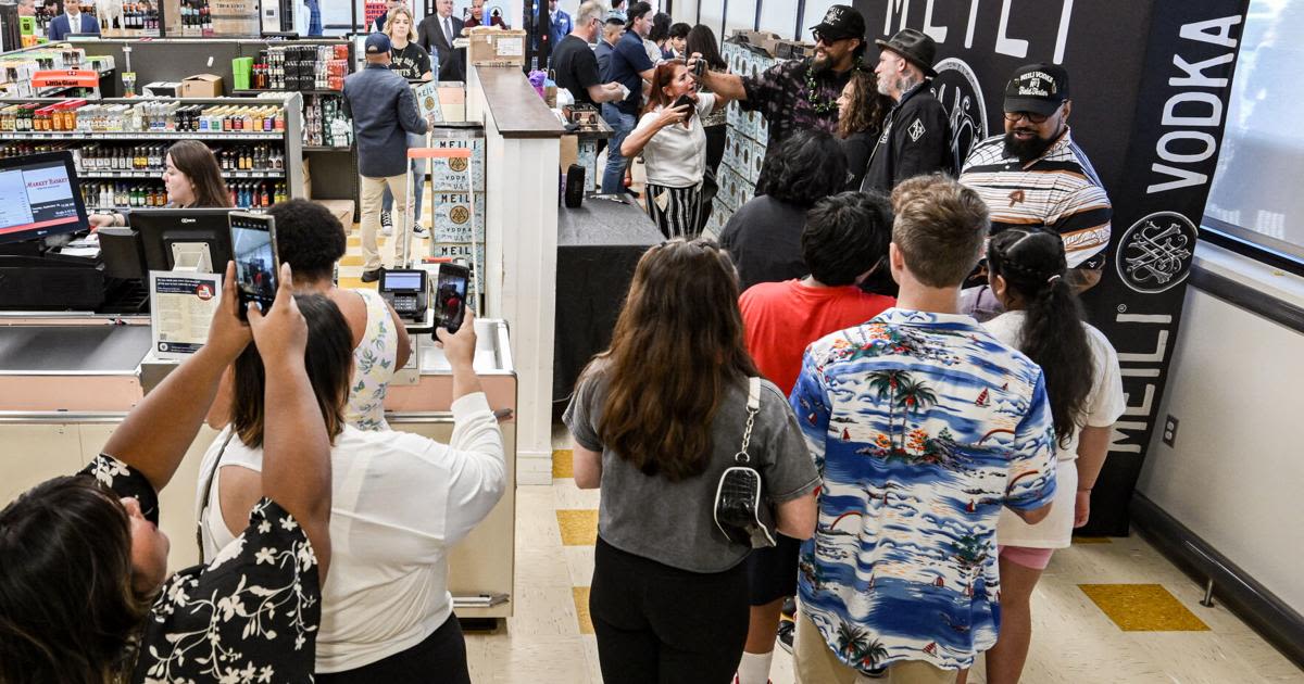 'Aquaman', 'Game of Thrones' star Jason Momoa visits Market Basket for vodka promotion