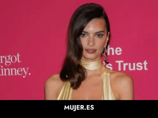 Emily Ratajkowski impacta con un vestido satinado y escote de vértigo en Nueva York