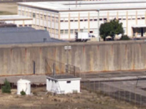 Fuga de película en una cárcel de Portugal: cinco presos peligrosos escapan tras saltar un muro de dos metros y utilizar una escalera que les prestaron desde fuera