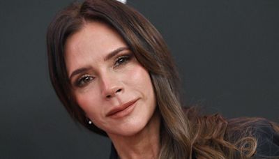 Victoria Beckham cumple 50 años: de sobrevivir a la ‘Spice pija’ a reírse de ella misma por el negocio