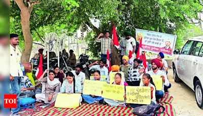 Punjab students protest 4-fold hike in BSc (agri) fees | Chandigarh News - Times of India