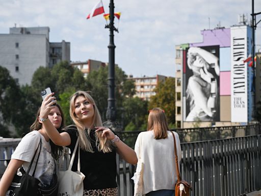 Polish news warns Taylor Swift concertgoers of citywide Warsaw alarm: 'Please remain calm'