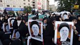 Miles de iraníes homenajean al fallecido presidente Ebrahim Raisí en las calles del país