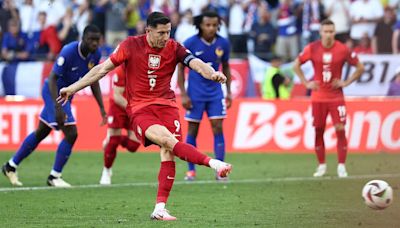 France 1-1 Poland: Lewandowski's penalty keeps Les Bleus from top spot