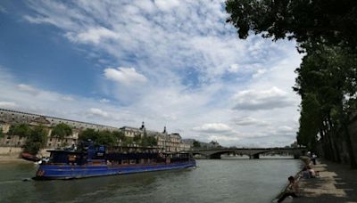 París 2024: Ministra de Deportes de Francia se baña en el río Sena para mostrar la calidad del agua, a días de JO