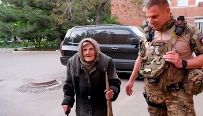 Una ucraniana de 98 años caminó 10 kilómetros bajo las bombas huyendo de los rusos: “Es peor que la Segunda Guerra Mundial”