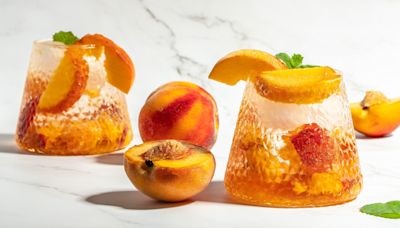 The Fruity Soda To Mix With Bourbon For A Bobby Flay-Approved Summer Cocktail