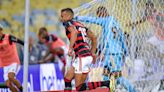 Flamengo vence o Cruzeiro e mantém distância na liderança