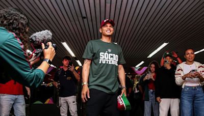 Fluminense: Thiago Silva chega ao Brasil com festa no aeroporto