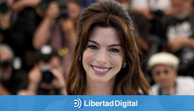 Entusiasmo en el Gobierno por el premio de Anne Hathaway a Pedro Sánchez