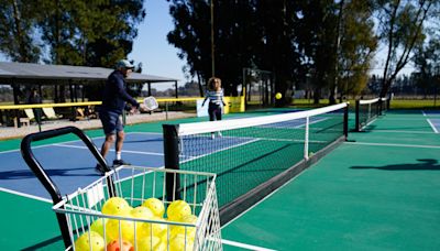 Qué es el pickleball, el deporte que según Novak Djokovic pone en jaque al tenis, es furor en Estados Unidos y ya pisa fuerte en Argentina