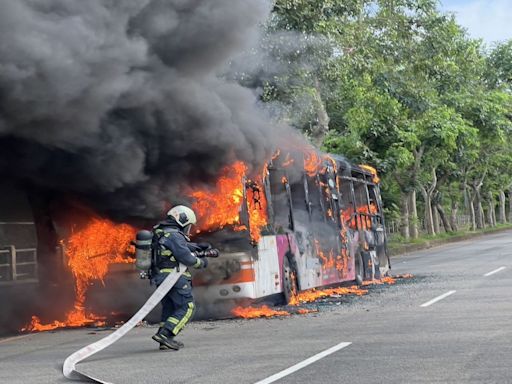 公車發爐了「燒到剩骨架」 台中驚傳火燒車意外幸無人傷亡