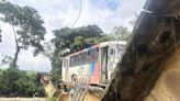 Se desploma puente con todo y autobús de pasajeros en Veracruz