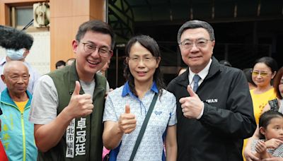 鶯歌卓氏家廟聖榮宮迎王爺聖誕 卓榮泰出席、林右昌代賴清德贈匾額