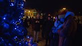 En Ucrania, las luces navideñas desafían la oscuridad del conflicto y los chicos piden por la paz