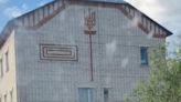 Ukrainian coat of arms made of bricks noticed on a Military Commissariat building in Russia was built by Ukrainians