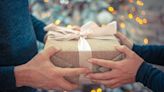 Con dólar llegando a $5.000 ¿saldrán caros los regalos de Navidad?