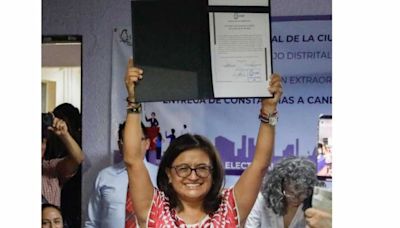 Aleida Alavez recibe constancia como alcaldesa electa de Iztapalapa