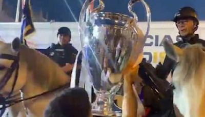 Pai de Carvajal participa de festa da conquista do título do Real Madrid de maneira diferente