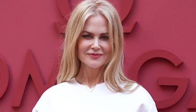 Nicole Kidman, divine : elle ose le crop top et la jupe patineuse et dévoile ses abdos saillants