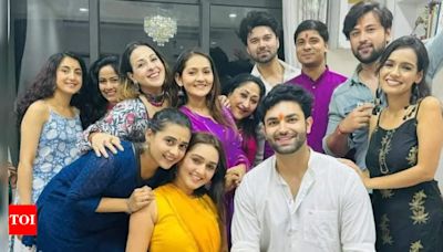 Actor Akash Jagga celebrates with friends as he moves into his new house; Abha Ranta, Avinash Mukherjee and others attend - Times of India