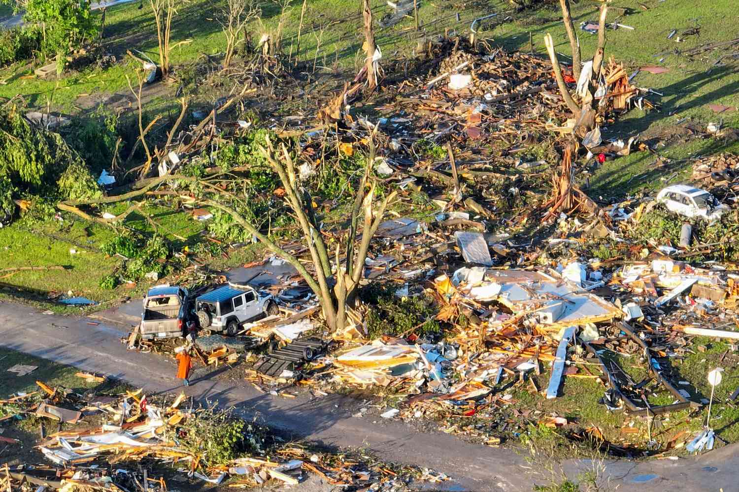 1 Dead in Oklahoma as Tornadoes Touch Down in Multiple States amid Severe Weather Outbreak