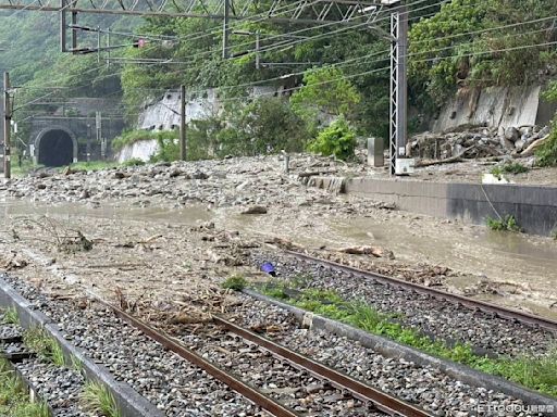 豪大雨狂灌淹台鐵 花蓮瑞穗到三民中斷「列車無法通行」