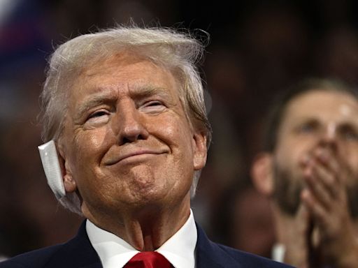 Donald Trump reaparece con la oreja vendada tras el atentado que sufrió en Pensilvania