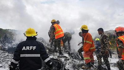 尼泊爾小飛機起飛時衝出跑道起火 釀18死僅機師生還