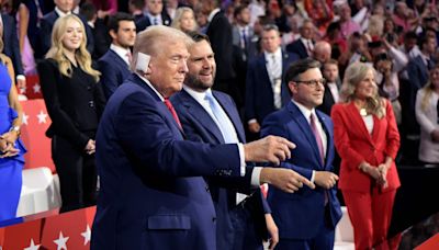 Donald Trump aparece na Convenção Republicana com curativo na orelha após atentado