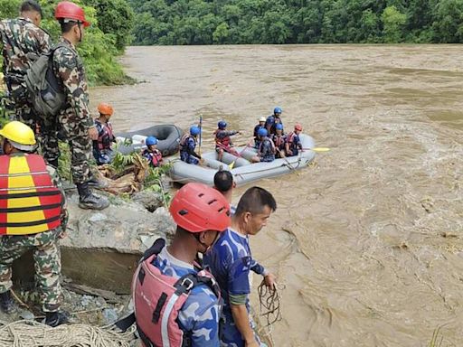 尼泊爾豪雨釀土石流沖走2巴士 60多人遭沖入河中下落不明