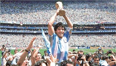 Subastan camiseta utilizada por Diego Armando Maradona en México | El Universal