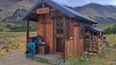 Recorren la Patagonia en bici y carpa y en un parque nacional los esperaba la sorpresa más linda: una cabaña gratis