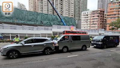 油麻地3車連環相撞 牽涉一警車釀一警員傷