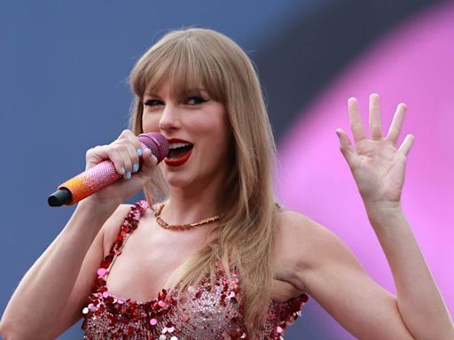 Taylor Swift delights Dublin fans as she praises Irish storytellers and accents