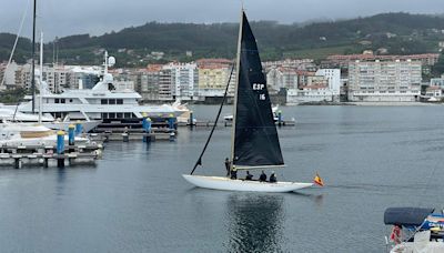 La lluvia impide al rey Juan Carlos I navegar a bordo del 'Bribón en las regatas de Sanxenxo