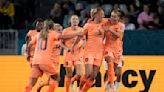 Holanda anota pronto y bloquea a Portugal 1-0 para comenzar su lucha por el título