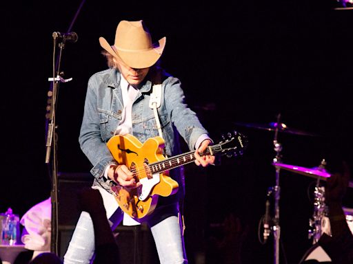 Dwight Yoakam and the Mavericks to play Mercedes-Benz Amphitheater this fall