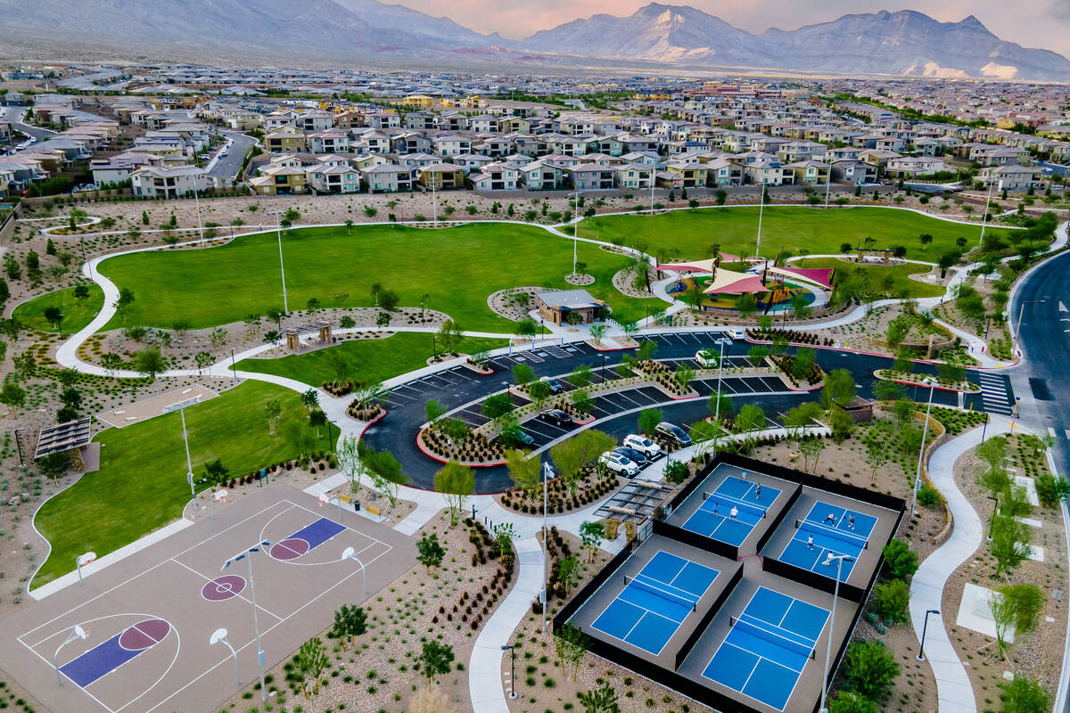 How many parks, trails and golf courses does Summerlin have?