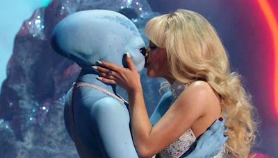 Sabrina Carpenter Kissed an Alien, and I Liked It