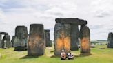 Arrestan a 2 manifestantes que arrojaron pintura al monumento de Stonehenge