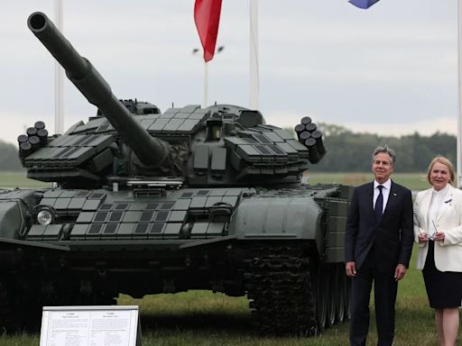Antony Blinken visitó un aeropuerto militar antes de la cumbre de la OTAN: “Esperamos conseguir un millón de proyectiles para Ucrania”