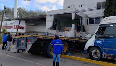 Tráiler impacta contra vivienda al descarrilarse de la carretera 57 de SLP