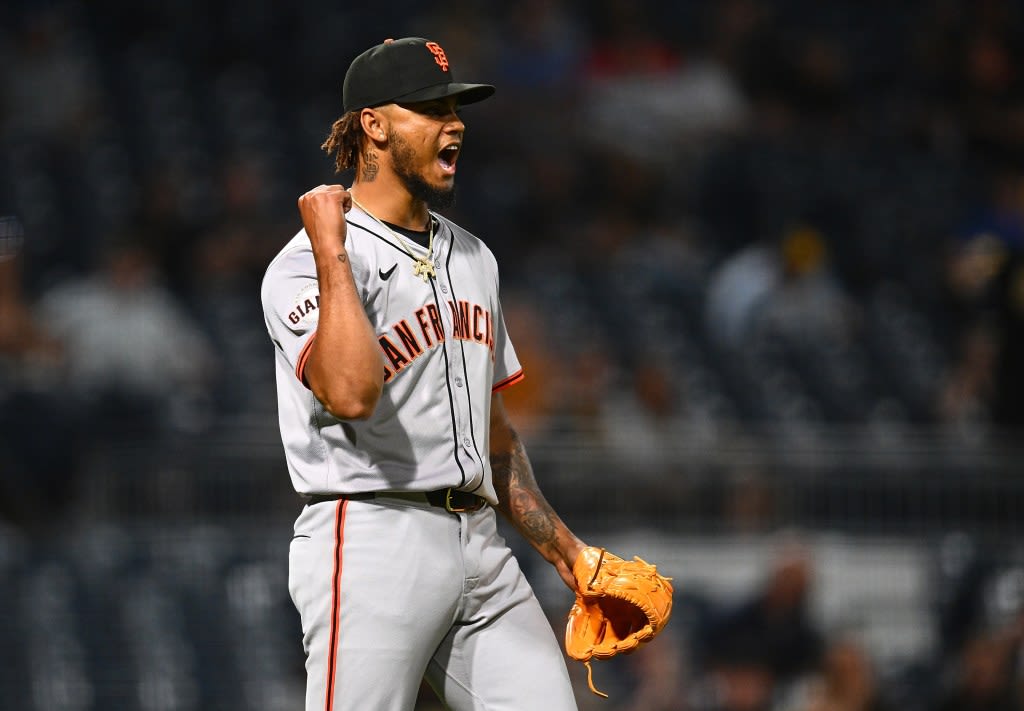 SF Giants give Pirates taste of their own medicine in dramatic comeback win