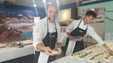 Recetas sencillas de alta cocina para sorprender en casa: la propuesta gastronómica del chef Israel Moreno que deleitó a los mayores de Ribadesella
