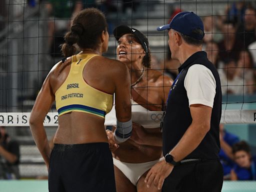 Juegos Olímpicos París 2024: la insólita pelea en la final de beach volley femenino que solucionó John Lennon con “ondas de paz”