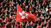 Fußballfans in Hongkong bleiben bei chinesischer Hymne sitzen und werden festgenommen