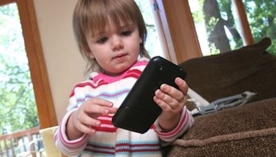 Distracting preschoolers with devices could cause trouble down the road, study suggests | CBC News