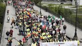 EN IMÁGENES: Manifestación de los sindicatos mayoritarios en Langreo por el 1 de mayo.